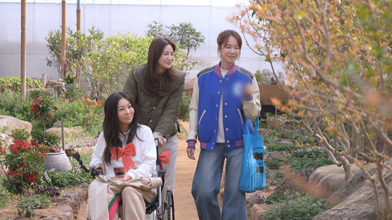 노란 수영복에 섹시한 몸매 어필하는 존예 처자