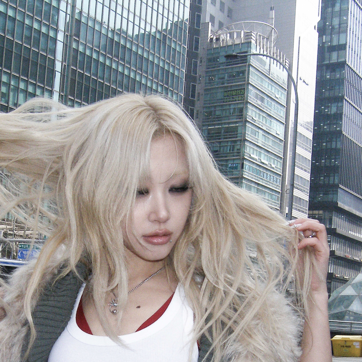 노란 수영복에 섹시한 몸매 어필하는 존예 처자