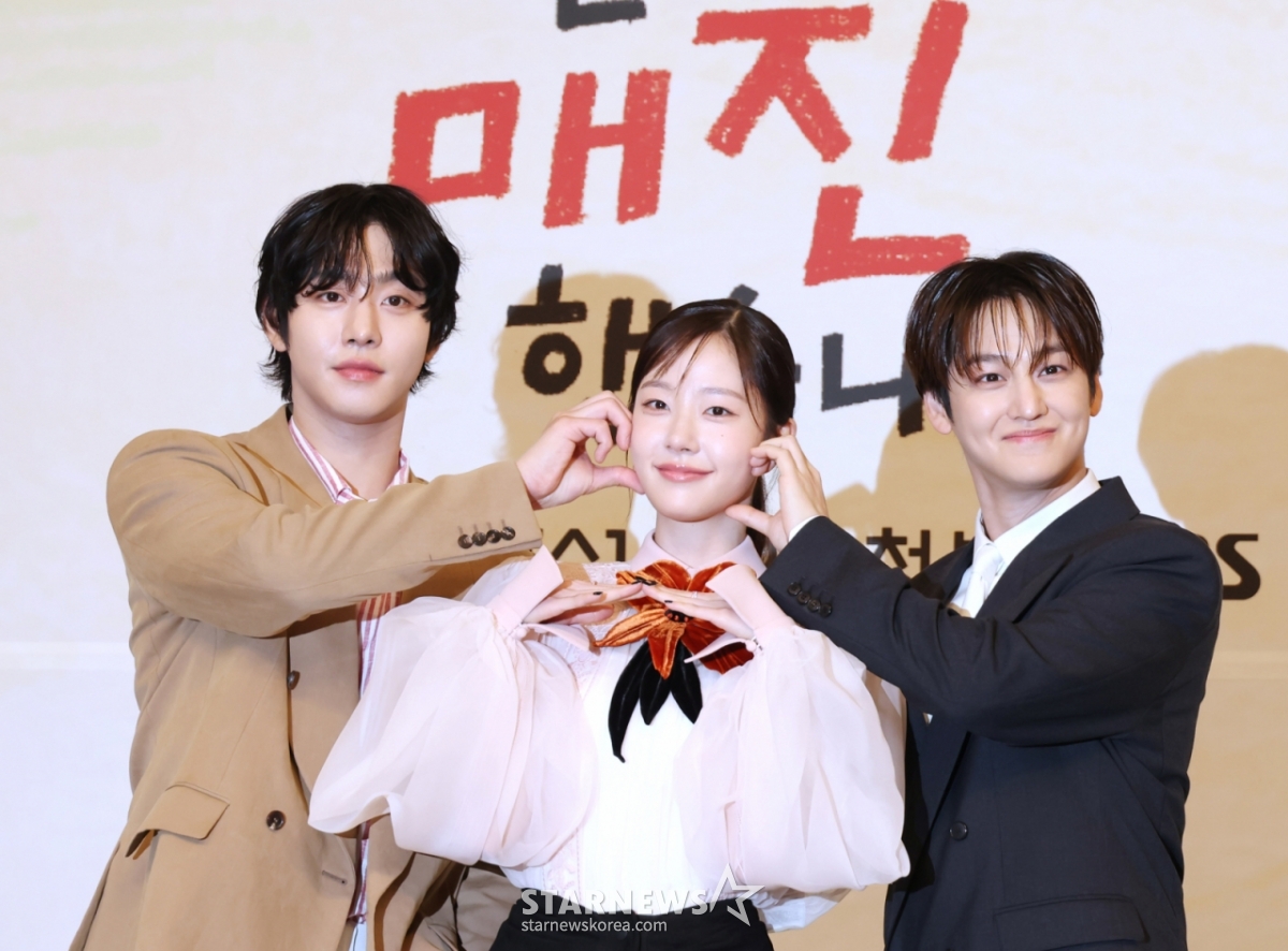 노란 수영복에 섹시한 몸매 어필하는 존예 처자