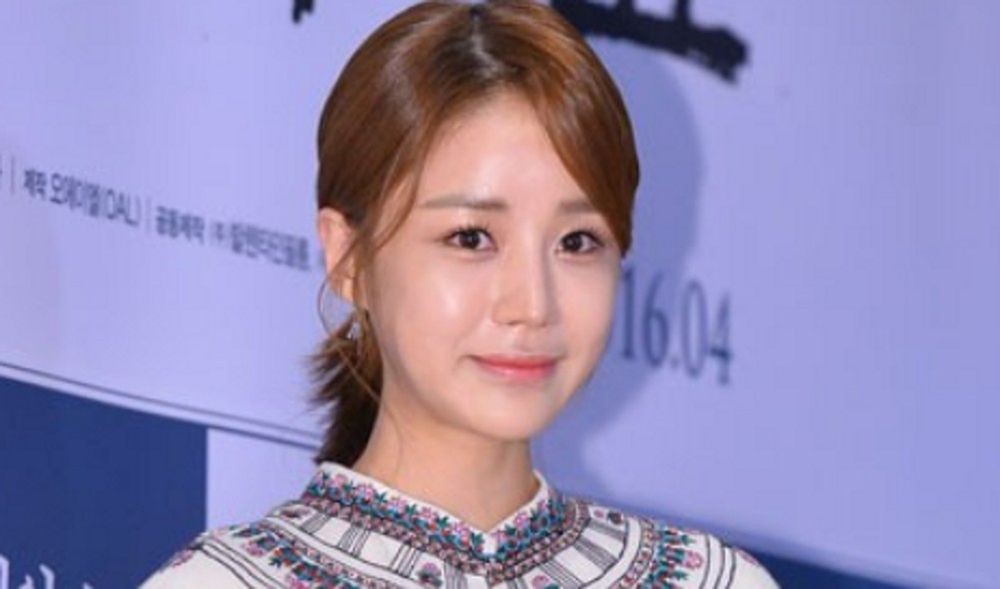 노란 수영복에 섹시한 몸매 어필하는 존예 처자