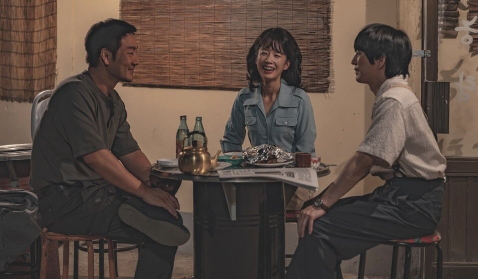 노란 수영복에 섹시한 몸매 어필하는 존예 처자