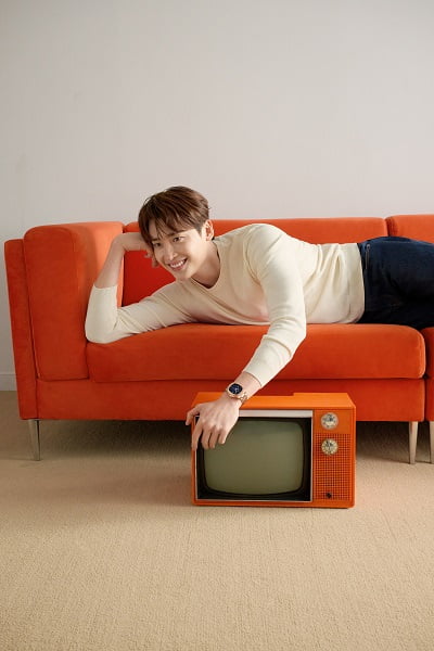 노란 수영복에 섹시한 몸매 어필하는 존예 처자