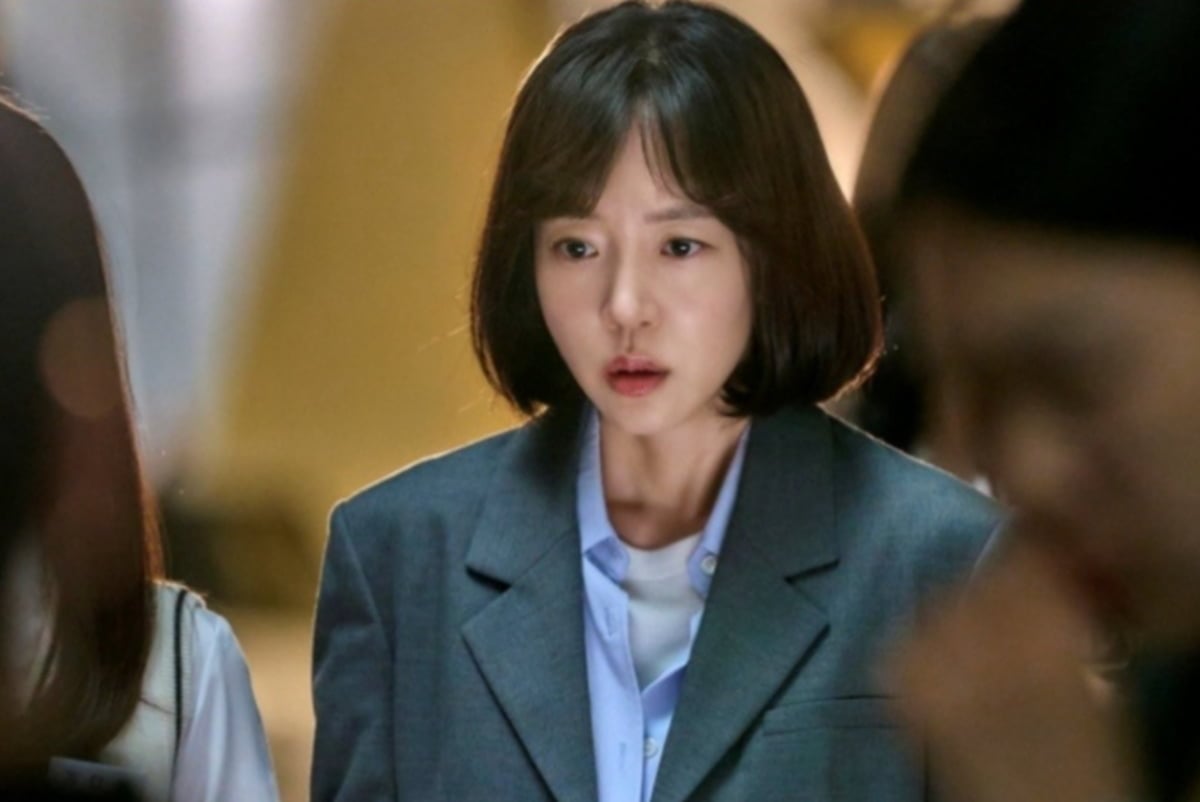 노란 수영복에 섹시한 몸매 어필하는 존예 처자