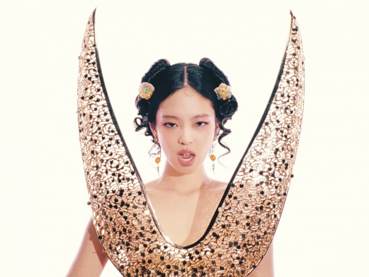 노란 수영복에 섹시한 몸매 어필하는 존예 처자