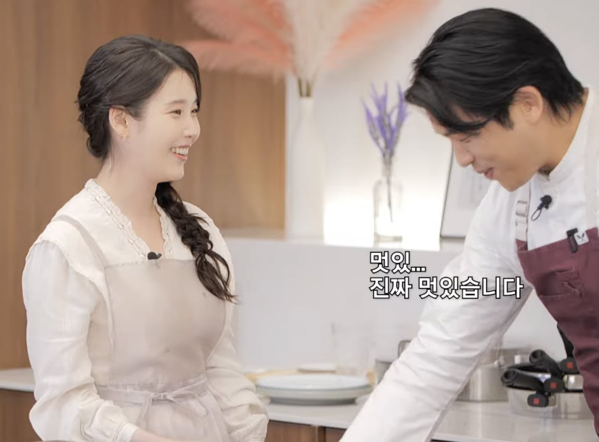 노란 수영복에 섹시한 몸매 어필하는 존예 처자