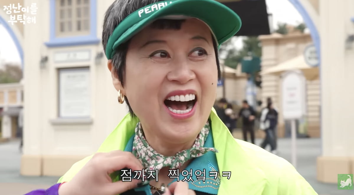 노란 수영복에 섹시한 몸매 어필하는 존예 처자