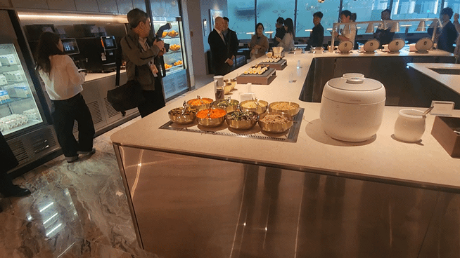 대한항공 프레스티지 서편 라운지 내 뷔페 공간. 김채빈 기자 chaebi@