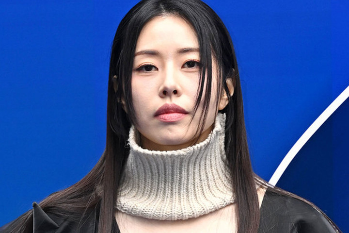 노란 수영복에 섹시한 몸매 어필하는 존예 처자