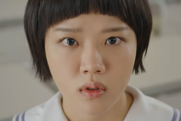 노란 수영복에 섹시한 몸매 어필하는 존예 처자