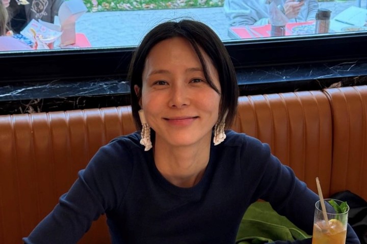 노란 수영복에 섹시한 몸매 어필하는 존예 처자