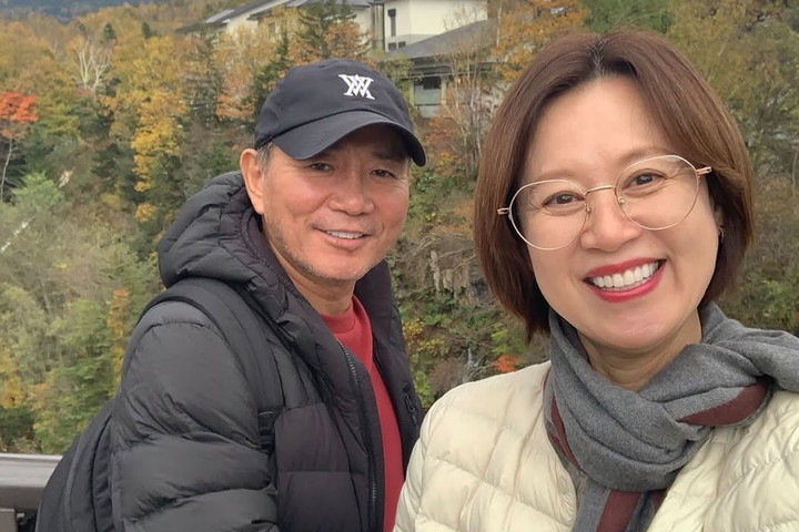 노란 수영복에 섹시한 몸매 어필하는 존예 처자