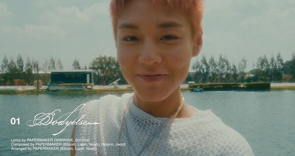 노란 수영복에 섹시한 몸매 어필하는 존예 처자