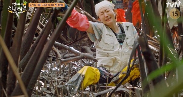 노란 수영복에 섹시한 몸매 어필하는 존예 처자