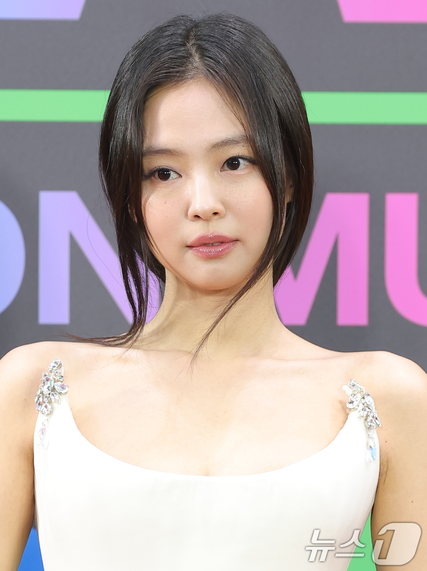 노란 수영복에 섹시한 몸매 어필하는 존예 처자