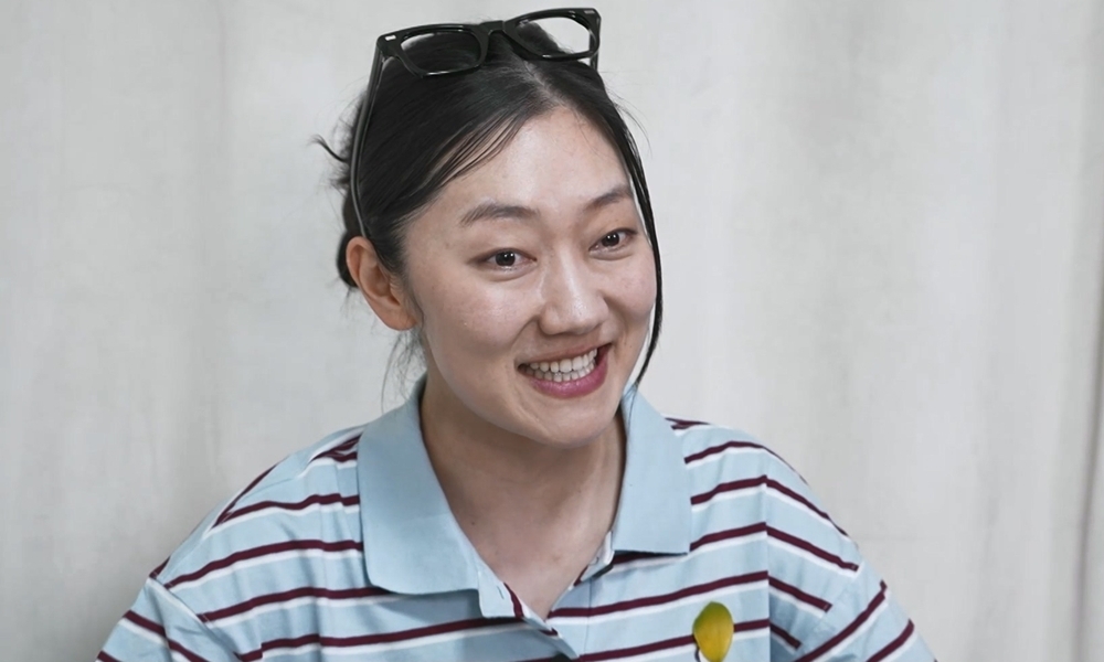 노란 수영복에 섹시한 몸매 어필하는 존예 처자