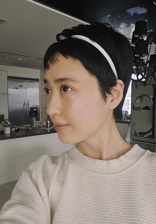 노란 수영복에 섹시한 몸매 어필하는 존예 처자