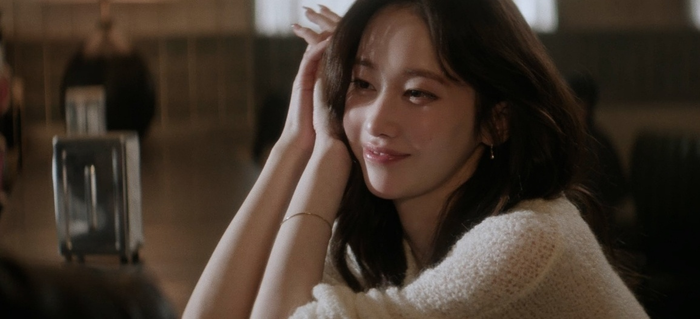 노란 수영복에 섹시한 몸매 어필하는 존예 처자