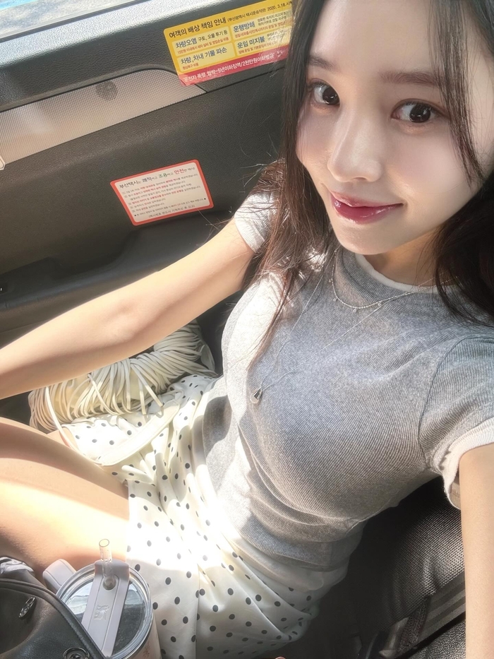 노란 수영복에 섹시한 몸매 어필하는 존예 처자