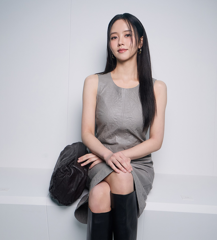 노란 수영복에 섹시한 몸매 어필하는 존예 처자