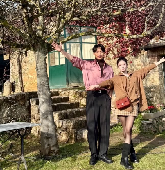 노란 수영복에 섹시한 몸매 어필하는 존예 처자