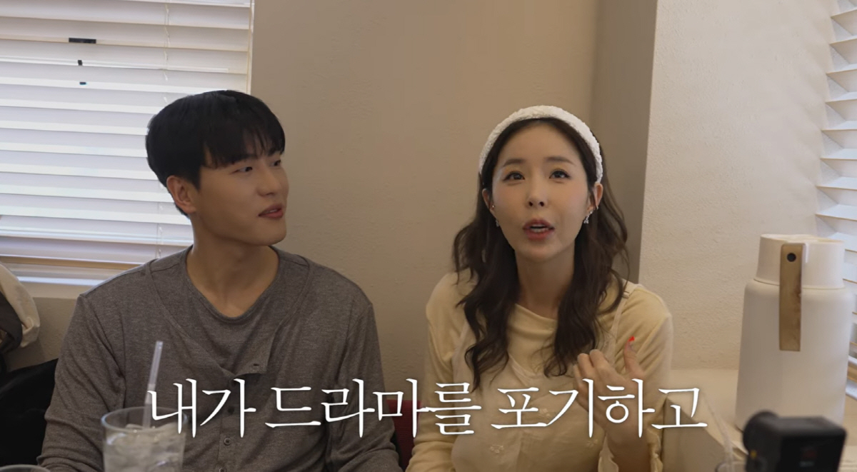 노란 수영복에 섹시한 몸매 어필하는 존예 처자