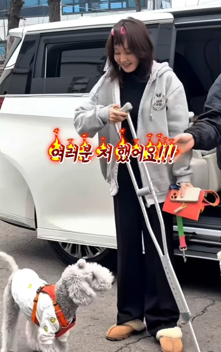 노란 수영복에 섹시한 몸매 어필하는 존예 처자