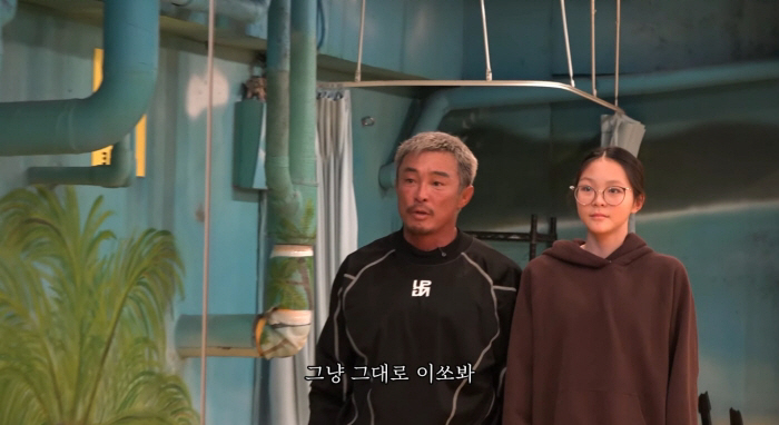 노란 수영복에 섹시한 몸매 어필하는 존예 처자