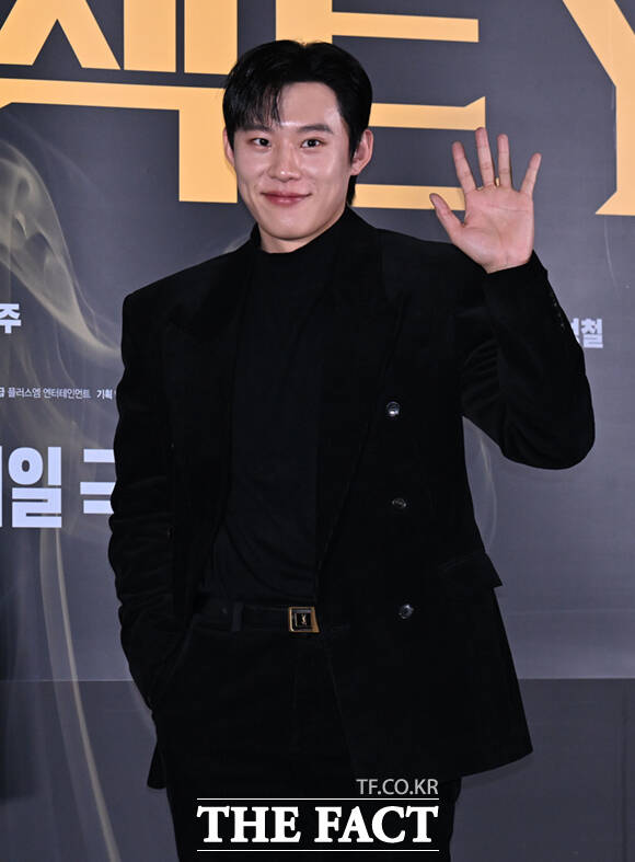 노란 수영복에 섹시한 몸매 어필하는 존예 처자