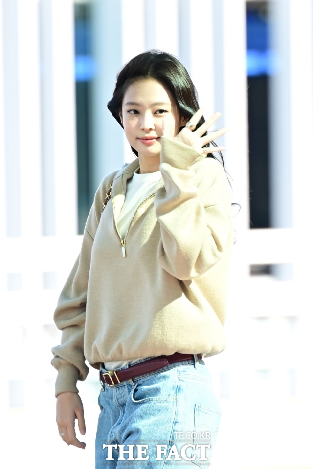 노란 수영복에 섹시한 몸매 어필하는 존예 처자