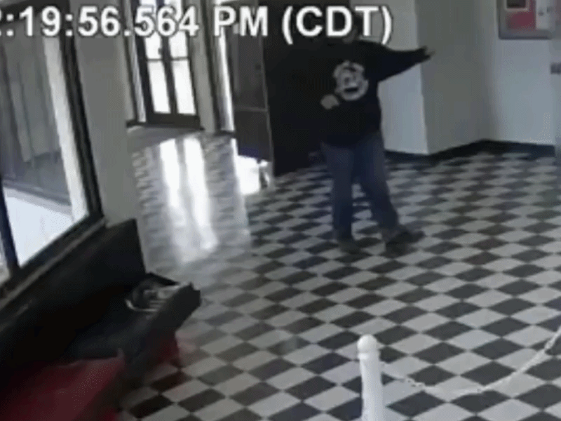 총기를 들고 침입한 졸업생을 맨몸으로 저지한 미국의 한 고등학교 교장. 엑스(X·옛 트위터)