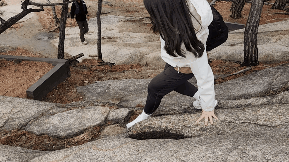 기자는 네파 ‘휘슬라이저 맥스 고어텍스’를 신고 등산을 진행했다. 아차산 특유의 바위 구간을 지나며 등산 관련 제품 수요가 많아진 이유를 체감할 수 있었다. ⓒ데일리안 남가희 기자