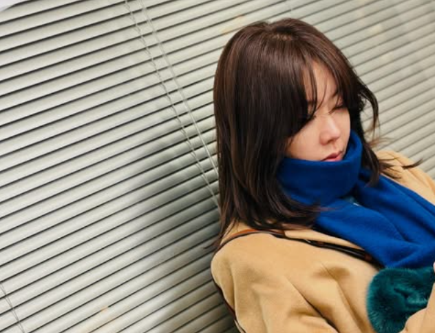 노란 수영복에 섹시한 몸매 어필하는 존예 처자