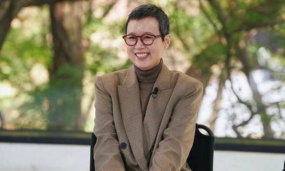 노란 수영복에 섹시한 몸매 어필하는 존예 처자