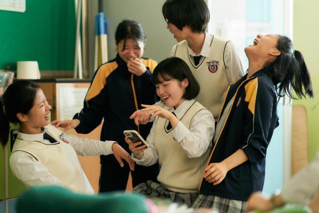 노란 수영복에 섹시한 몸매 어필하는 존예 처자