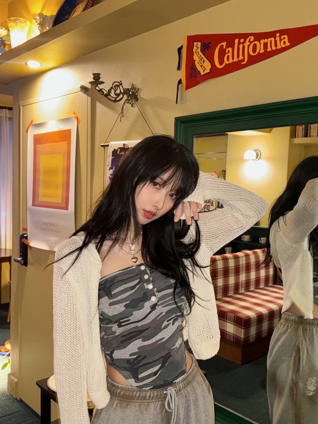 노란 수영복에 섹시한 몸매 어필하는 존예 처자