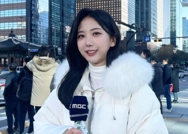 노란 수영복에 섹시한 몸매 어필하는 존예 처자