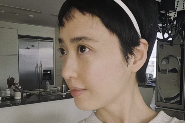 노란 수영복에 섹시한 몸매 어필하는 존예 처자