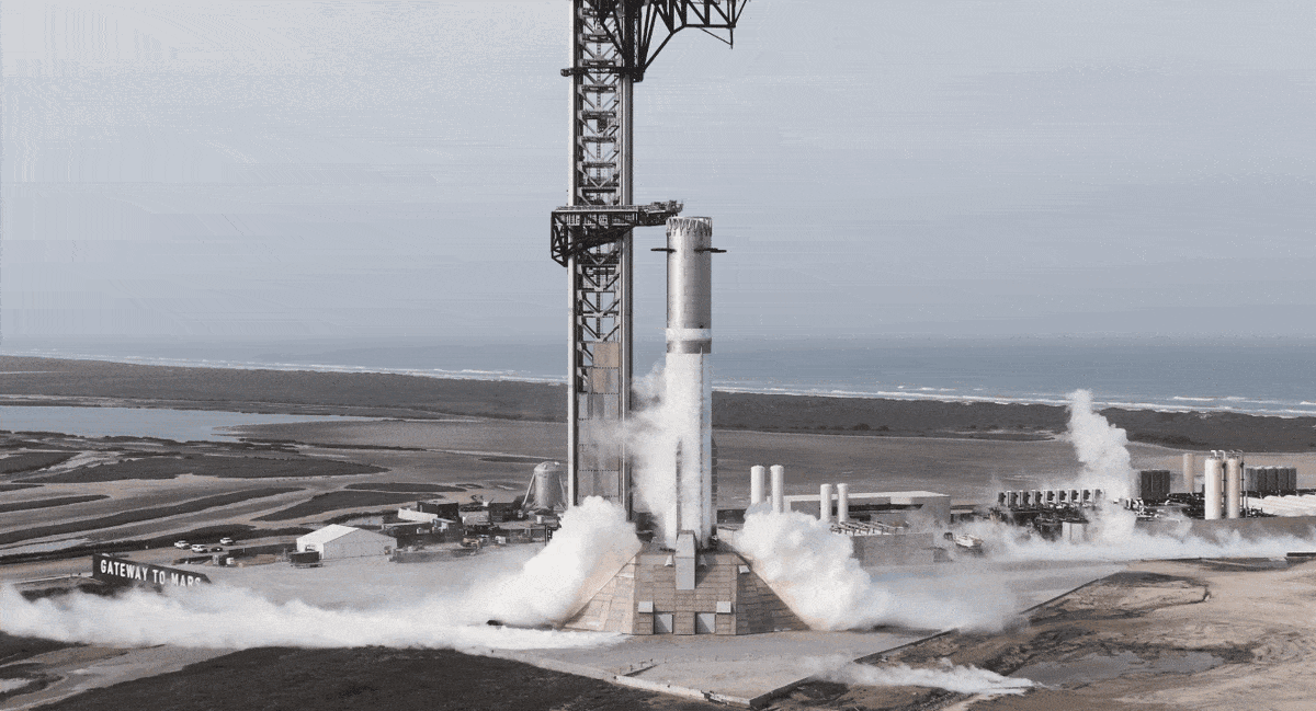 스페이스X가 개발한 스타십의 1단 로켓인 ‘슈퍼 헤비’에 대한 엔진 연소 시험이 15일(현지시간) 텍사스주 스타베이스 발사장에서 실시되고 있다. 스페이스X 제공