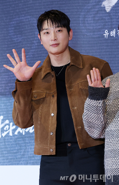 노란 수영복에 섹시한 몸매 어필하는 존예 처자