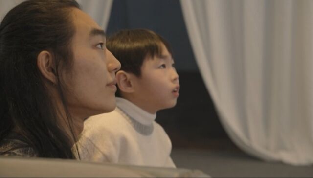 노란 수영복에 섹시한 몸매 어필하는 존예 처자