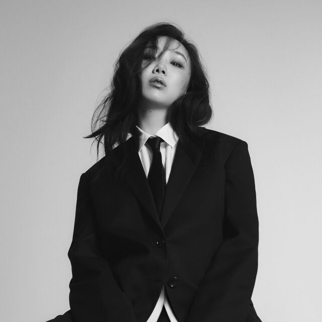 노란 수영복에 섹시한 몸매 어필하는 존예 처자