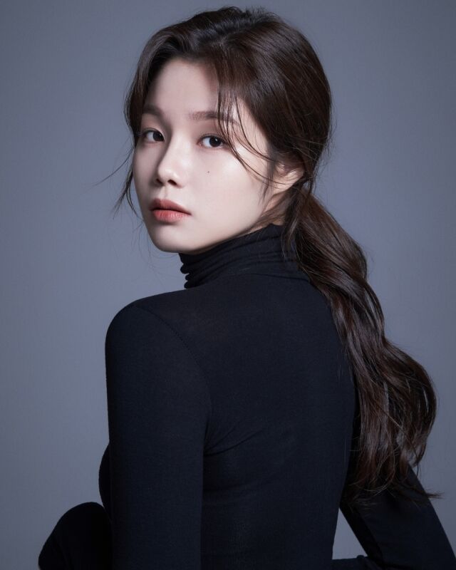 노란 수영복에 섹시한 몸매 어필하는 존예 처자