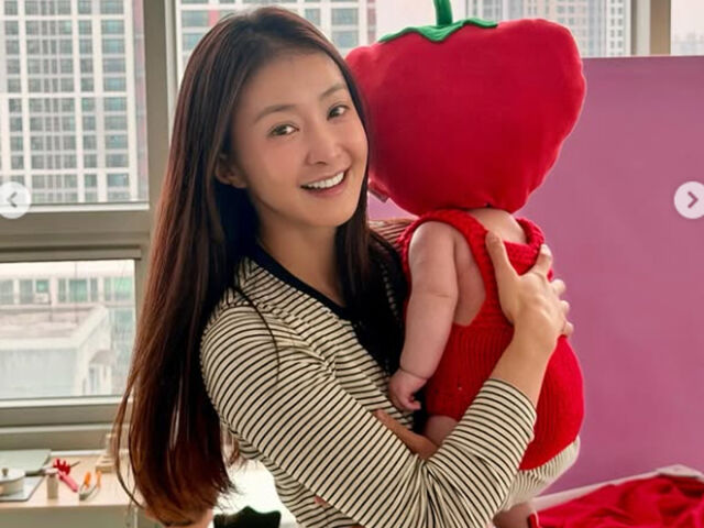 노란 수영복에 섹시한 몸매 어필하는 존예 처자