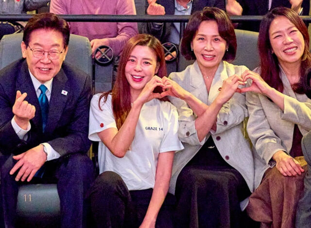 노란 수영복에 섹시한 몸매 어필하는 존예 처자