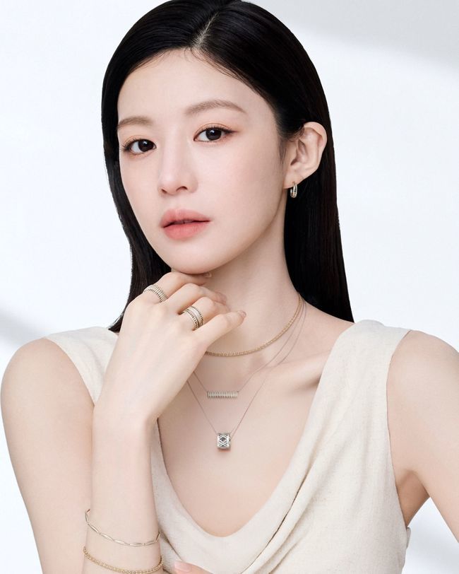 노란 수영복에 섹시한 몸매 어필하는 존예 처자