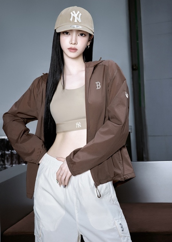 노란 수영복에 섹시한 몸매 어필하는 존예 처자