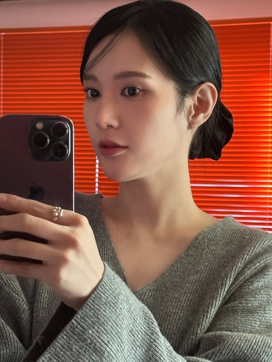 노란 수영복에 섹시한 몸매 어필하는 존예 처자