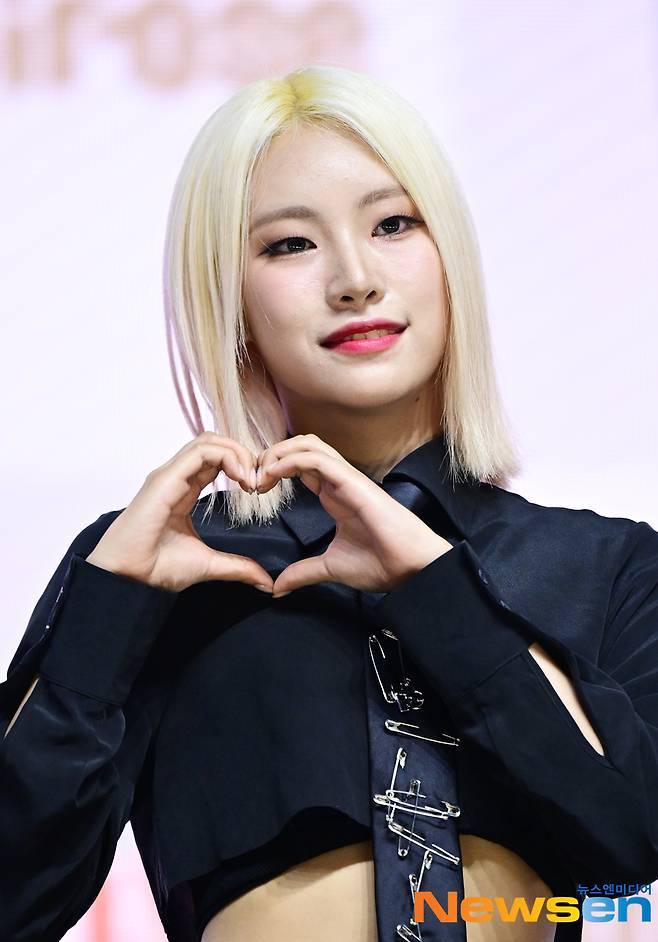 노란 수영복에 섹시한 몸매 어필하는 존예 처자