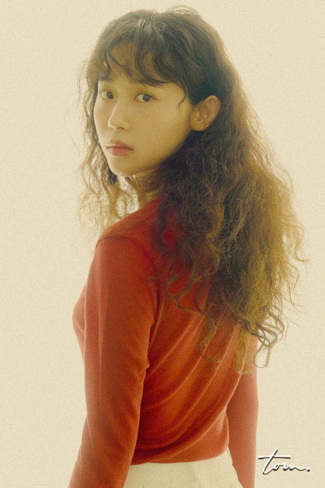 노란 수영복에 섹시한 몸매 어필하는 존예 처자