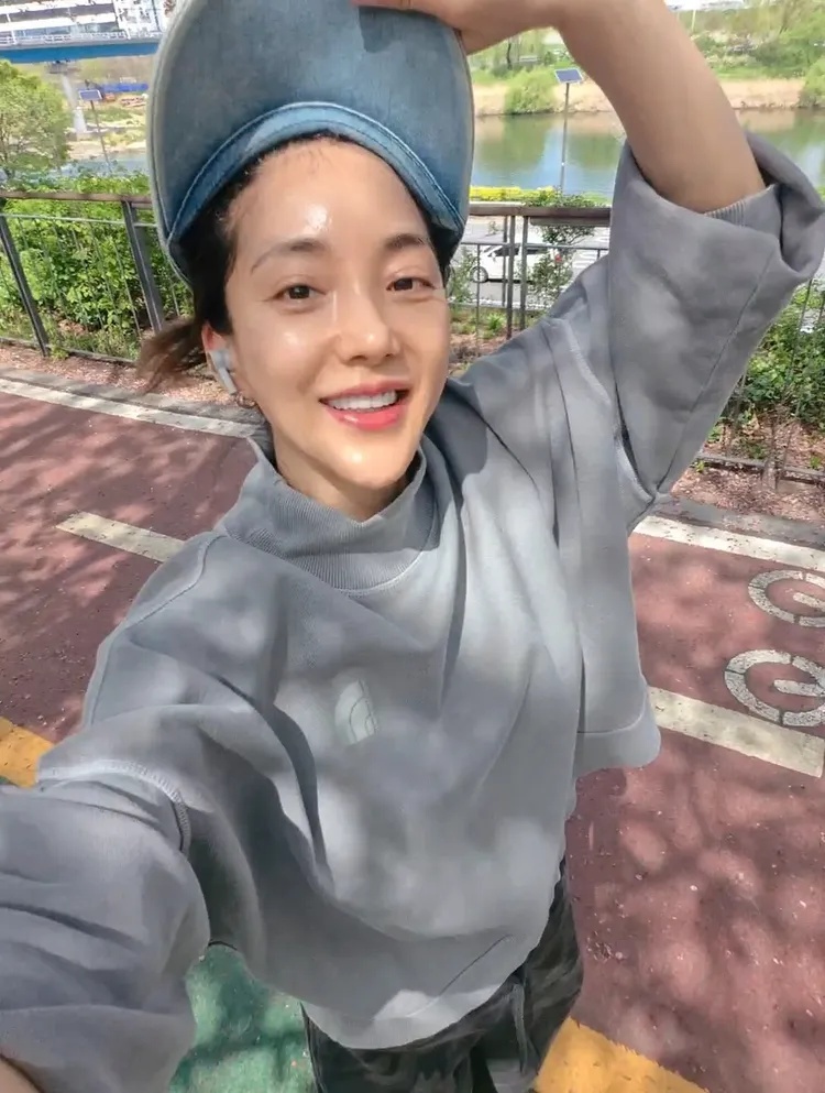 노란 수영복에 섹시한 몸매 어필하는 존예 처자